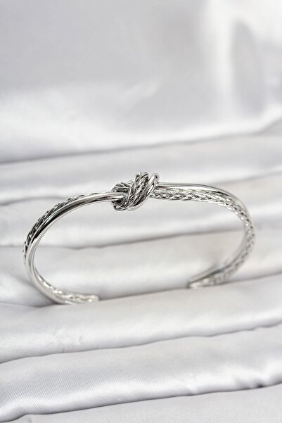 Inure Jewelry سوار نسائي من النحاس بتصميم عقدة فضية اللون