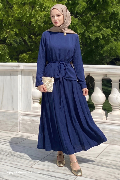 InStyle Σετ δύο τεμαχίων σε σκούρο μπλε με ζώνη και χρυσές αγκράφες