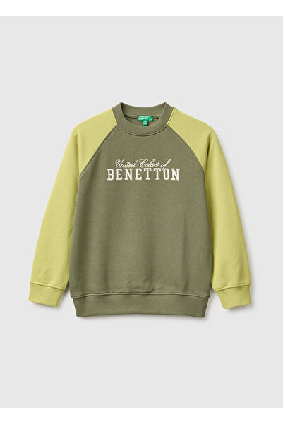 United Colors of Benetton سويت شيرت للأولاد باللون الكاكي مع تطريز أمامي وأكم...