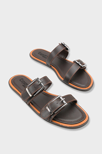 Capone Outfitters شبشب نسائي بكعب مسطح ومشبك مزدوج من مادالين