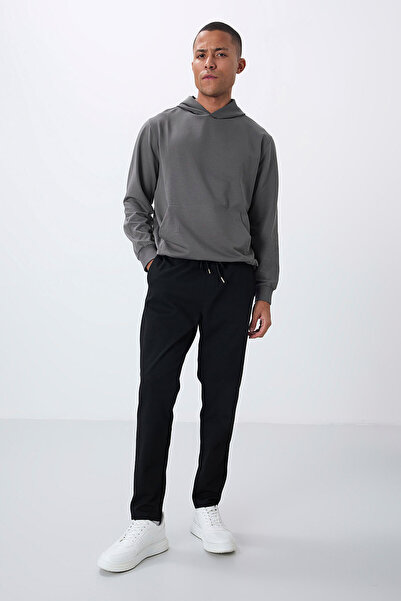 TOMMY LIFE Ανδρικό παντελόνι φόρμας με μαύρη επιφάνεια με υφή Standard Fit - ...