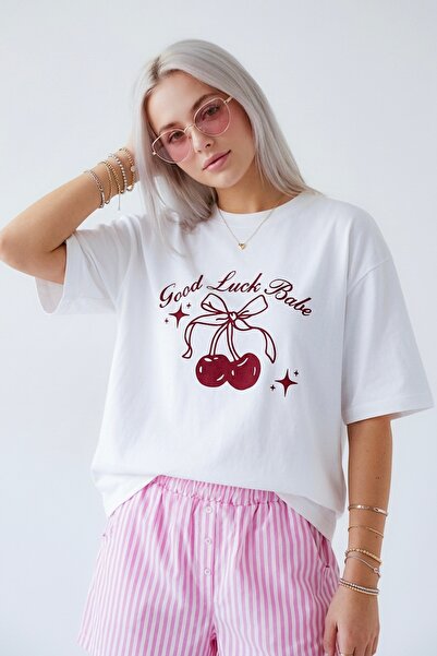 Kadın Beyaz "Good Luck Babe" Kirazlı Oversize Tişört