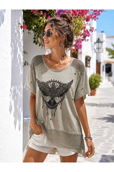 Butik Şans تي شيرت نسائي من القطن بتفاصيل مطبوعة وشبكة معدنية وتفاصيل إكسسوار...