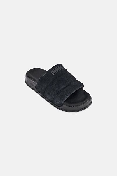 adidas شباشب أطفال بنات Adilette Essential سهلة الارتداء، باللون الأسود