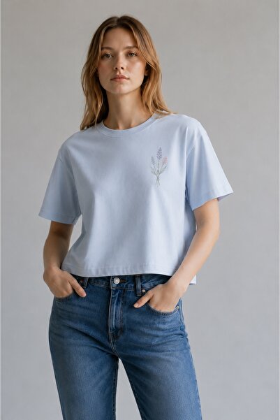 leathermood تي شيرت بلون أزرق باستيل مع تفاصيل مطبوعة من "Bloom Quietly"