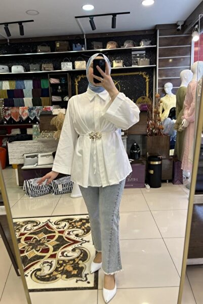 HÜMEYRA BUTİK قميص بإكسسوارات معدنية