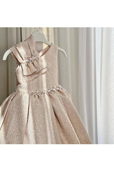 sunshine boutique15 Elegant Dress with a Distinctive Sleeve Design and a Hair...