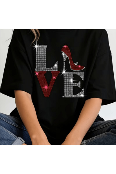 BASEPULSE تي شيرت نسائي بتصميم LOVE مزين بأحجار الراين وطبعة كعب عالٍ غير متم...