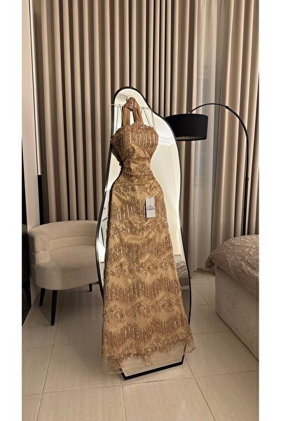 Nareen Fashion Luxurious Champagne-Colored Evening Gown Featuring a Figure-Fl...