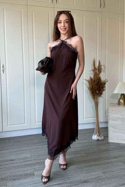 Dilay Gökoğlu Butik Asimetrična haljina od satena sa čipkom i užadnim naramen...