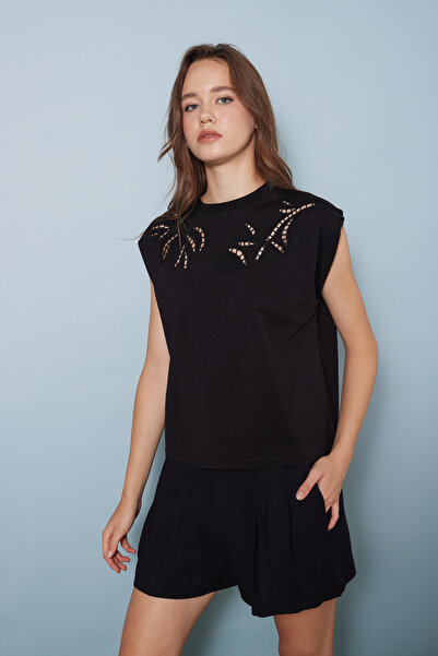 Nisan Cutwork Embroidery Detail T-Shirt