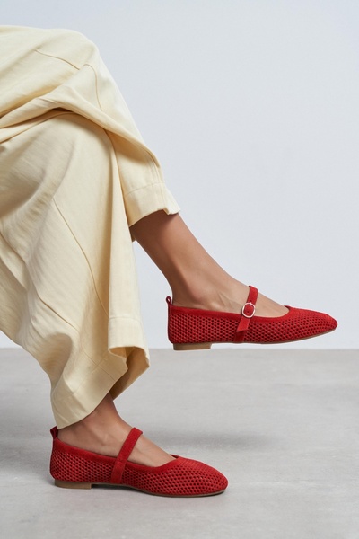 NİŞANTAŞI SHOES حذاء باليه نسائي من Titi مصنوع من الجلد الأحمر المزين بالمسام...