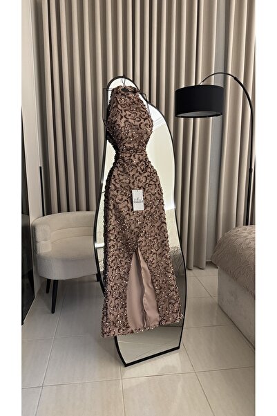 Nareen Fashion فستان سهرة راقٍ بلون موكا أنيق، مزين بالكامل بتطريزات ترتر لام...