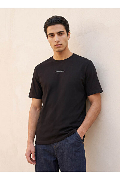 Lee Cooper تي شيرت بقصة عادية وياقة دائرية وأكمام قصيرة مع طباعة شعار
