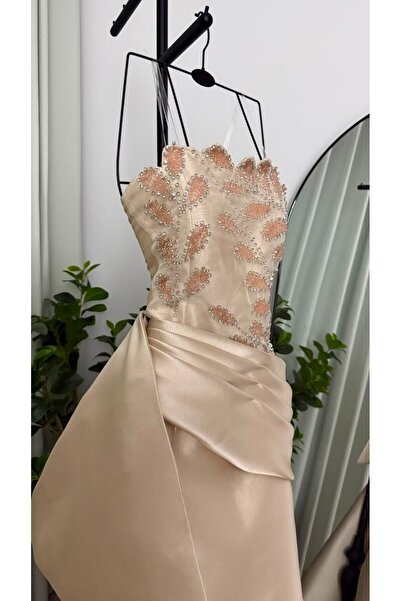 FASHION فستان سهرة ناعم باللون البيج الساتان مع صدرية كريستال براقة وتصميم در...