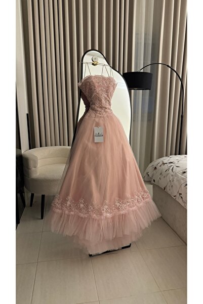 Nareen Fashion فستان سهرة بلون وردي بودري ناعم يعكس الرقة والفخامة في آنٍ واحد.