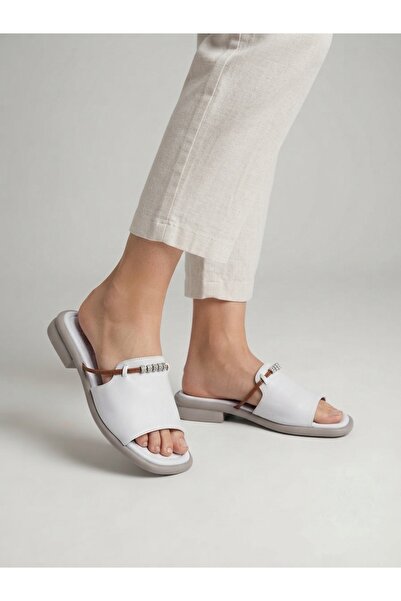 Rüya Shoes شبشب يومي مريح من الجلد الطبيعي بنعل بولي وتفاصيل حجرية - 2 سم