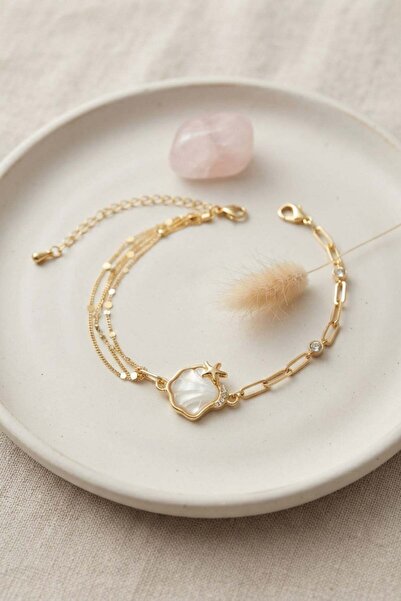 Inure Jewelry سوار نسائي من النحاس ذهبي اللون مع سلسلة على شكل صدفة البحر