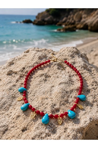 Atelier Licia Red Beaded Turquoise Detailed Sea Breeze Necklace – Gold Color Leaf Charm Summer Bohemian Retro Women's Necklace