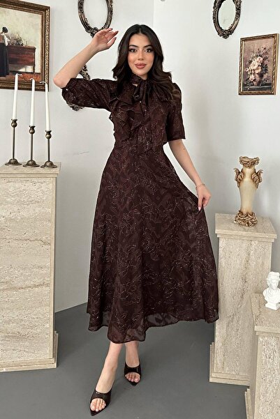 Clothes Fast فستان نسائي بني اللون بياقة فيونكة وأكمام بالون مبطنة بنقشة الزه...