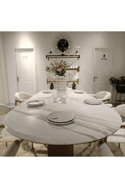 Roots Furniture طاولة طعام فولاكاس بتصميم أنيق ومطروق