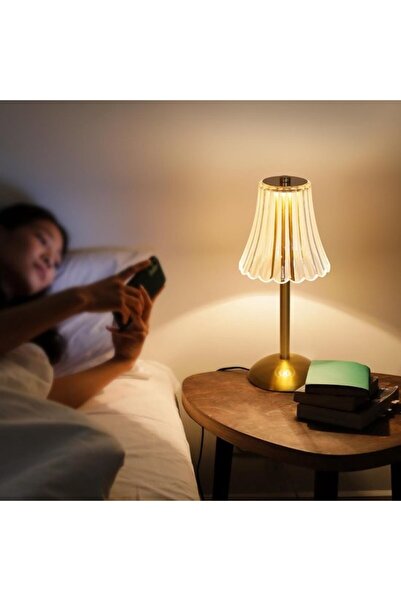 STARSTAR Retro-style desk lamp with three-color light-changing touch LED.