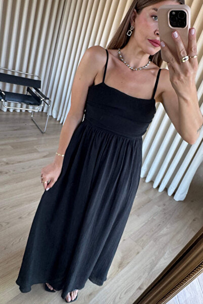 Sue Store Μαύρο φόρεμα με πλισέ επένδυση και τιράντες
