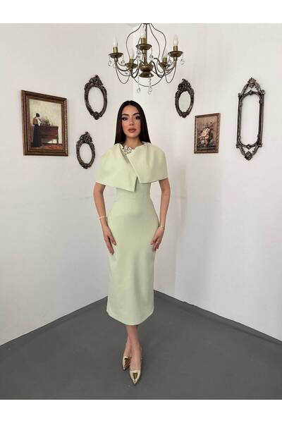 Bellucia Broş Detaylı Pelerin Yaka Midi Kalem Elbise