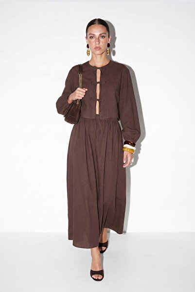 Drop by TrendyolMilla طقم مكون من قطعتين بلوزة بأكمام واسعة وربطة أمامية بنية...