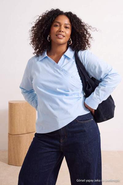 Trendyol Curve Hellblaue, langärmlige, gewebte Bluse in Übergröße TBBSS26AF00288