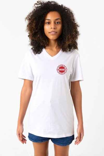 Tshirthane تيشيرت نسائي أبيض بشعار Chicago Fire وياقة على شكل حرف V