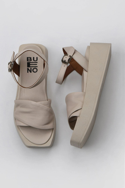 Bueno Shoes Κρεμ δερμάτινα γυναικεία πέδιλα με τακούνι 01wy5909
