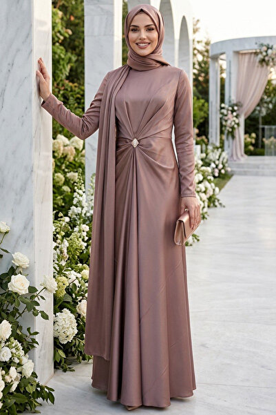 N.S NEVA STYLE فستان سهرة من الساتان بتصميم عباءة من فرو المنك 53862V