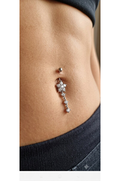 AyçaSilver Çiçek detaylı, zirkon taşlı, sallantılı üç taşlı göbek piercing