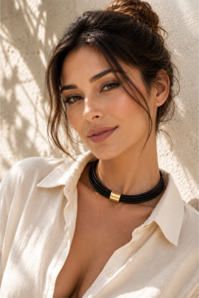Kutcha Accessories Siyah Çoklu Kordon Kolye – Altın Detaylı Minimal Tasarım