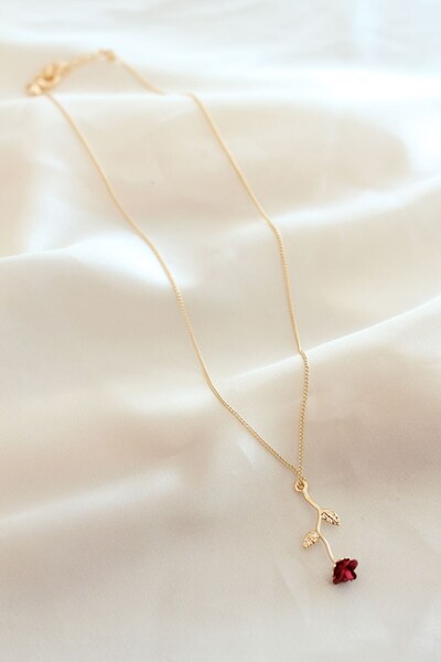 Inure Jewelry قلادة على شكل وردة حمراء