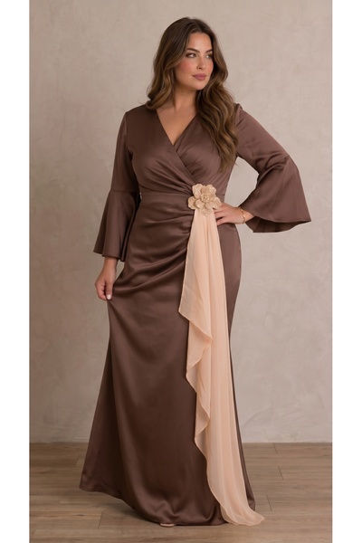 Meddesa Rochie lungă elegantă din material satinat mat cu drapaj și detaliu decorativ
