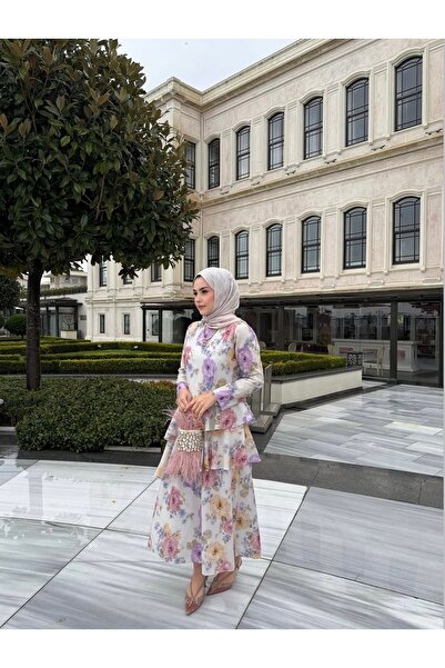 Merve Bayraktar çiçekli keten katlı elbise