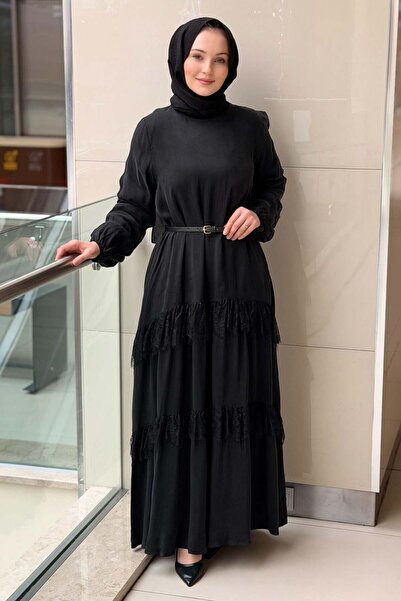Nurcan Çetin فستان كوبيرا مزين بالدانتيل والكشكشة