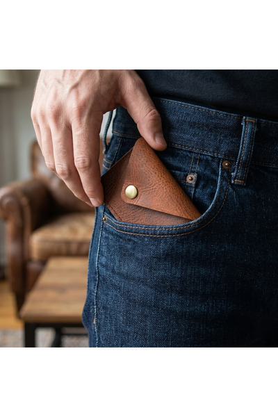 Oh Deer Leather حامل بطاقات من الجلد الأصلي - تصميم بسيط بزر إغلاق متقاطع - بني