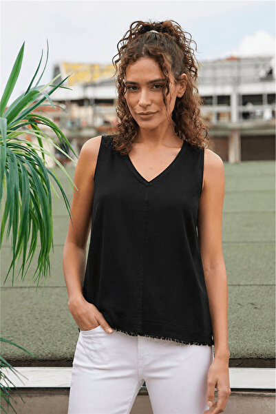 Fashion Friends Γυναικεία μπλούζα με λαιμόκοψη V σε μαύρο χρώμα 26Y0530K1