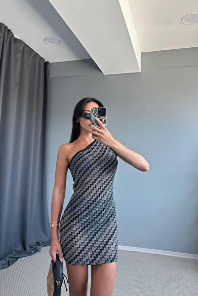 Banu Angay فستان شاطئ بنمط متعرج لامع باللون الأسود