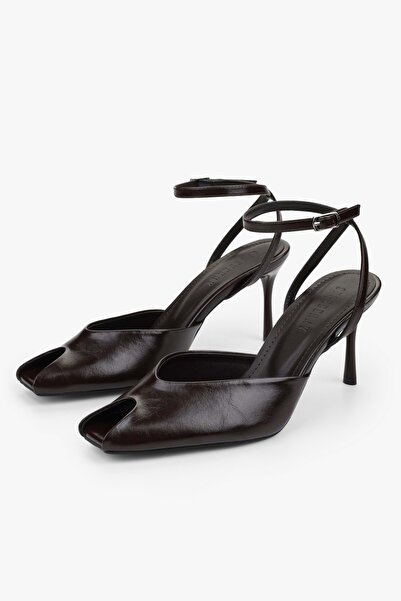 Shoeberry حذاء نسائي بكعب جلدي من Estelia باللون البني