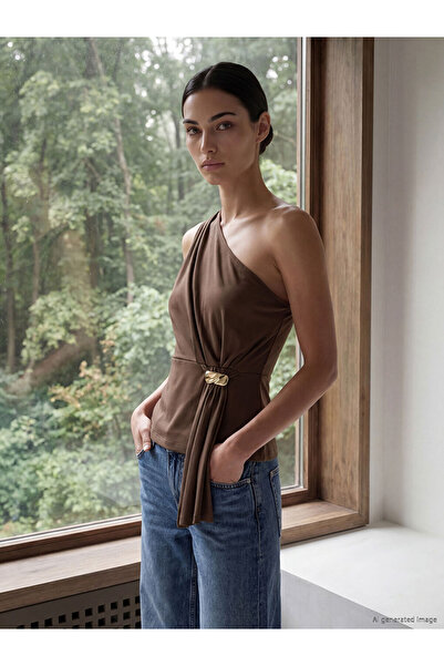 LC Waikiki Rmz Gi̇yi̇m Farkiyla One-Shoulder Buckle Detailed Gathered Blouse