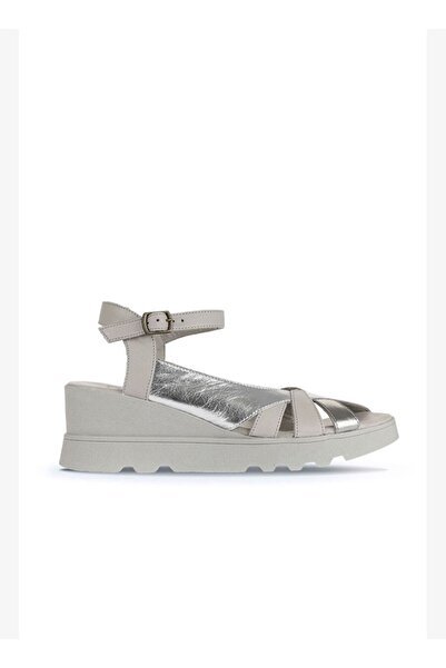 BUENO Shoes Gümüş Multi Parlak Deri Kadın Dolgu Topuklu Sandalet 01wa0504