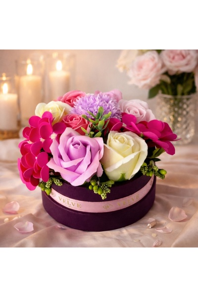 velve Aranjament floral Olla in cutie rotunda grena, cu trandafiri, hortensie...