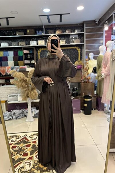 HÜMEYRA BUTİK فستان من الساتان بتفاصيل مجمعة