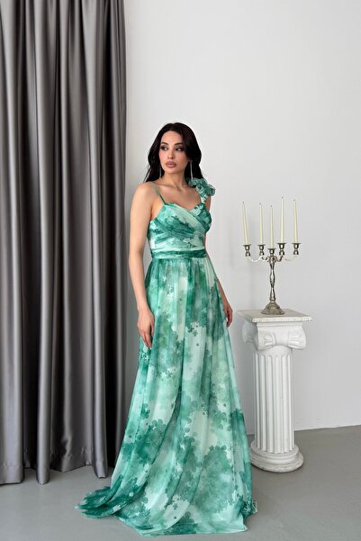 Serica Moda فستان سهرة طويل بتفاصيل مزخرفة وحزام أخضر على الكتف