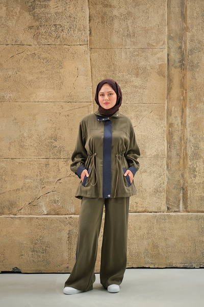 LOCCO بدلة نسائية مزينة بألوان متباينة باللون الأخضر الكاكي