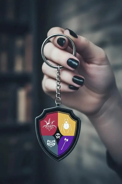 Miniso سلسلة مفاتيح مرخصة من Wednesday Outcasts Shield - تصميم معدني